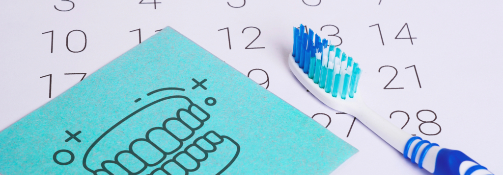 Brosse à dents et calendrier, illustrant la nécessité d'une routine de brossage régulière pour prévenir le saignement des gencives et maintenir une bonne santé bucco-dentaire.